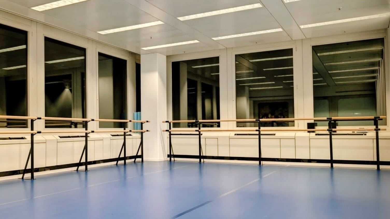 Tanzgeheimnis Tanzschule / Ballettschule Zürich Glattpark. Unser Tanzstudio: Ballettstangen, Tanzboden, Spiegelwand, Panoramafenster.